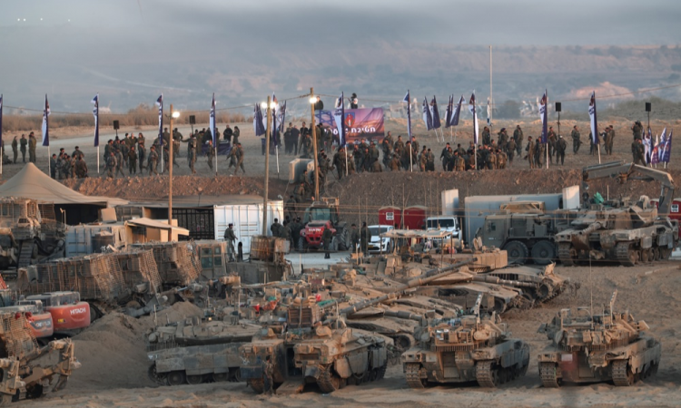 Soldados israelenses ao lado de seus tanques em um local de reunião após a retirada da Faixa de Gaza, após o acordo entre Israel e o Hamas