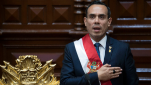 Presidente interino do Peru, José Jerí, jura seu cargo antes do Pleno do Congresso, em Lima