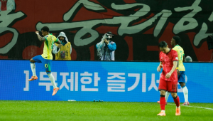 Rodrygo comemora após marcar o segundo gol da seleção durante o amistoso entre Coreia do Sul e Brasil no estádio Sangam da Copa do Mundo, em Seul