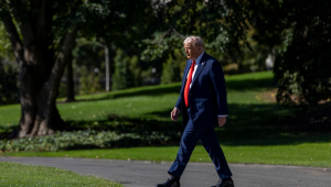 Donald Trump caminha do Salão Oval para embarcar no Marine One no gramado sul da Casa Branca, em Washington