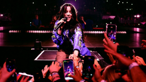 Billie Eilish passou por um susto durante seu show em Miami, nos Estados Unidos, na noite desta quinta-feira (9), após ter o braço puxado com violência por um espectador