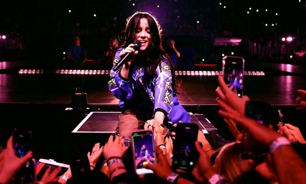 Urgente! Fã Puxa Billie Eilish e Causa Queda Chocante no Palco!