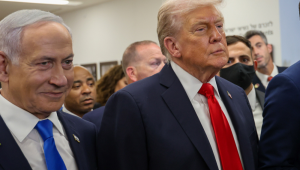 Donald Trump é recebido pelo presidente israelense, Benjamin Netanyahu, em sua chegada a Jerusalém