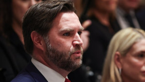 Vice-presidente dos EUA, J.D. Vance, discursa durante uma reunião de gabinete na Casa Branca, em Washington