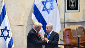 Donald Trump, de mãos dadas, conversa com o primeiro-ministro israelense, Benjamin Netanyahu, no parlamento israelense