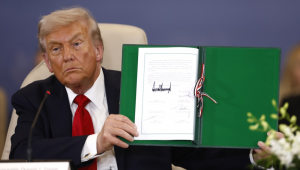 Presidente dos EUA, Donald Trump, mostra um documento assinado na Cúpula da Paz de Gaza, em Sharm El-Sheikh, Egito