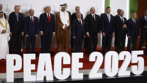 Presidente turco Recep Tayyip Erdogan, o presidente egípcio Abdel Fattah al-Sisi, o presidente dos EUA Donald Trump, o emir do Catar Cheikh Tamim ben Hamad al-Thani, o rei Abdullah II da Jordânia e outros dignitários posam para uma foto de família na Cúpula da Paz de Gaza, em Sharm El-Sheikh, Egito