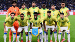 Jogadores do Brasil posam para a foto do grupo antes do amistoso entre Japão e Brasil, no estádio de Tóquio