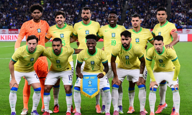 Jogadores do Brasil posam para a foto do grupo antes do amistoso entre Japão e Brasil, no estádio de Tóquio