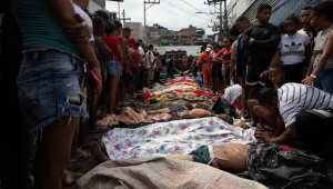 Moradores da comunidade transportam dezenas de corpos para a Praça São Lucas, um dia após a região ter sido palco da operação policial mais letal já registrada no estado