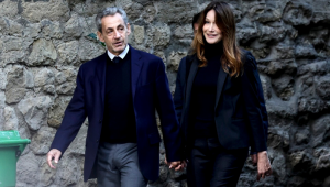 Ex-presidente francês Nicolas Sarkozy e sua esposa, Carla Bruni, deixam a casa da família no dia em que o primeiro deve entrar na prisão em Paris