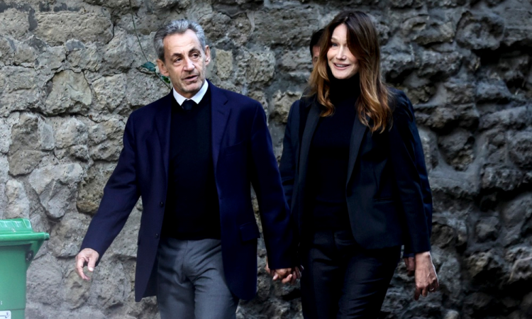 Ex-presidente francês Nicolas Sarkozy e sua esposa, Carla Bruni, deixam a casa da família no dia em que o primeiro deve entrar na prisão em Paris