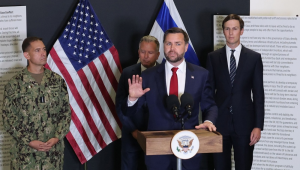 Vice-presidente dos EUA, JD Vance, discursa durante uma coletiva de imprensa no Centro de Coordenação Civil-Militar (CMCC), liderado pelos EUA, em Israel
