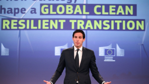 Comissário da UE para o Clima, Emissões Líquidas Zero e Crescimento Limpo, Wopke Hoekstra, gesticula durante uma coletiva de imprensa sobre uma visão global da UE para o clima e a energia, na sede da UE em Bruxelas