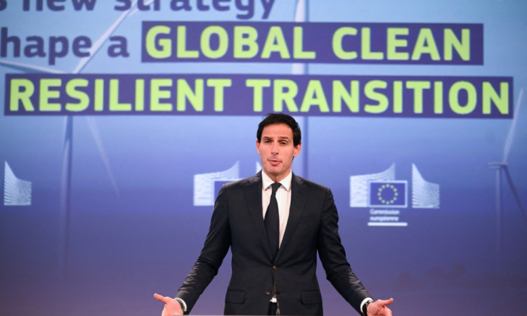 Comissário da UE para o Clima, Emissões Líquidas Zero e Crescimento Limpo, Wopke Hoekstra, gesticula durante uma coletiva de imprensa sobre uma visão global da UE para o clima e a energia, na sede da UE em Bruxelas
