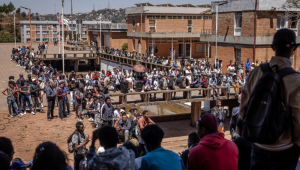 Estudantes da Universidade de Ankatso se reúnem para discutir seu papel no futuro governo e o caminho a seguir após a tomada militar de Madagascar