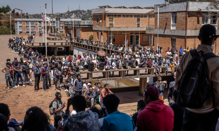 Estudantes da Universidade de Ankatso se reúnem para discutir seu papel no futuro governo e o caminho a seguir após a tomada militar de Madagascar