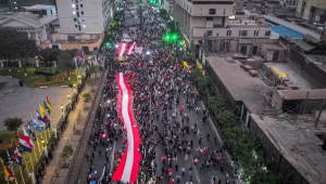 Manifestantes seguram uma bandeira peruana durante um protesto nesta quarta-feira (15) em Lima, Peru