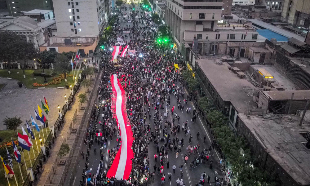 Protestos deixam um morto e 100 feridos em Lima