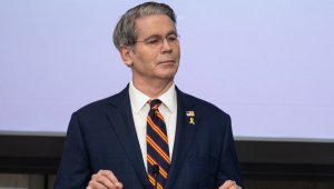 Secretário do Tesouro dos EUA, Scott Bessent, discursa durante a Conferência de Bancos Comunitários no Federal Reserve, em Washington