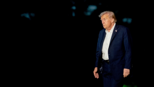 Presidente dos EUA, Donald Trump, caminha pelo gramado sul da Casa Branca após chegar a bordo do Marine One, em Washington