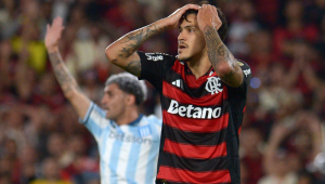 Flamengo não terá o atacante Pedro na volta da semifinal da Libertadores e pode ficar sem seu goleador por até um mês