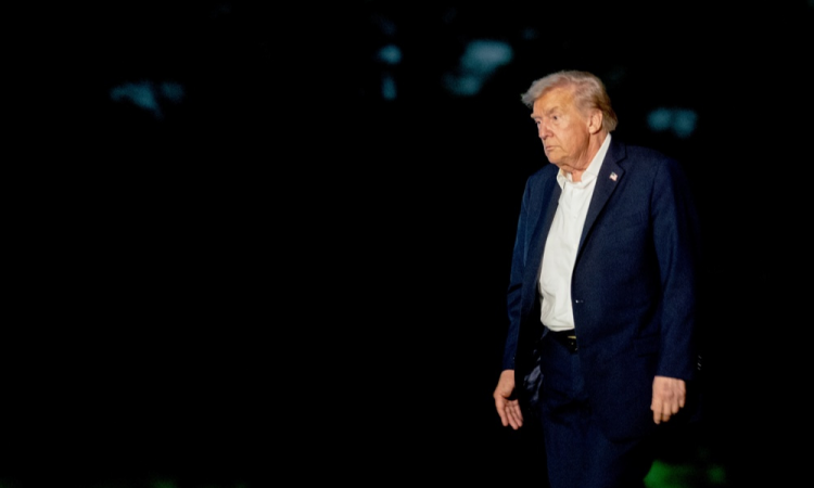 Presidente dos EUA, Donald Trump, caminha pelo gramado sul da Casa Branca após chegar a bordo do Marine One, em Washington