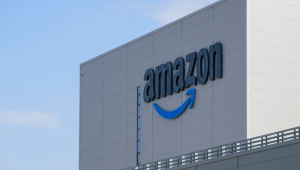 Logotipo da multinacional americana Amazon na fachada do centro de distribuição em Augny, perto de Metz, no leste da França
