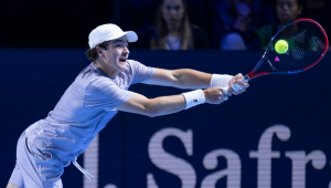 João Fonseca em ação durante a partida da primeira rodada de simples contra o francês Giovanni Mpetshi Perricard no torneio de tênis Swiss Indoors em Basileia, Suíça