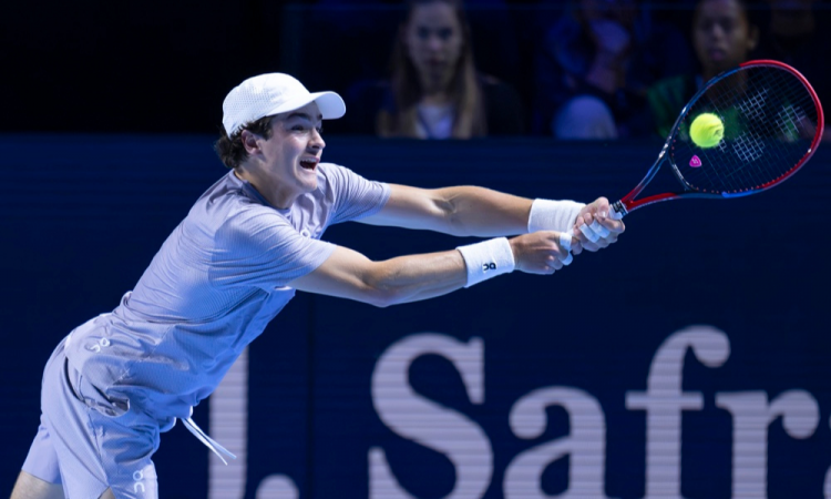 João Fonseca em ação durante a partida da primeira rodada de simples contra o francês Giovanni Mpetshi Perricard no torneio de tênis Swiss Indoors em Basileia, Suíça