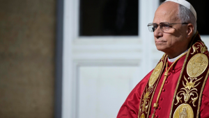 Papa Leão XIV posa para foto durante encontro com o presidente italiano Sergio Matarella no Quirinale (Casa Presidencial da Itália), em Roma