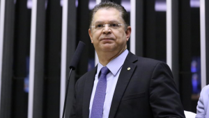 Sóstenes Cavalcante decide entrar na CPI que investiga as fraudes no INSS após uma série de vitórias do governo Lula