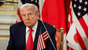 Presidente dos EUA, Donald Trump, e a primeira-ministra japonesa, Sanae Takaichi (não mostrada na foto), participam da cerimônia de assinatura de um documento sobre a implementação do acordo comercial EUA-Japão