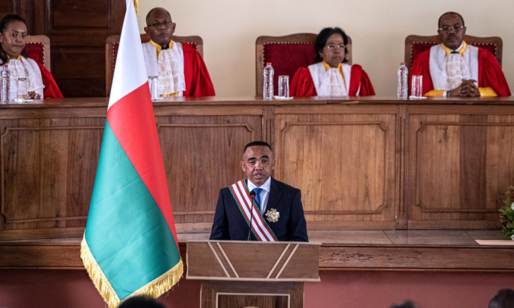 Coronel Michael Randrianirina discursa durante sua cerimônia de posse como novo presidente de Madagascar, no Tribunal Constitucional, em Antananarivo