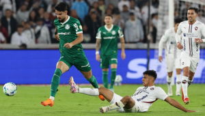 Flaco López, do Palmeiras, disputa bola com o jogador da LDU, durante as semifinais da Libertadores
