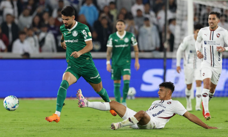 Flaco López, do Palmeiras, disputa bola com o jogador da LDU, durante as semifinais da Libertadores