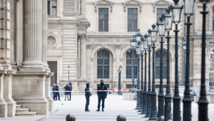 Policiais fecham a Place du Carrousel, ao lado do Museu do Louvre, após assalto ocorrido na manhã deste domingo (19)
