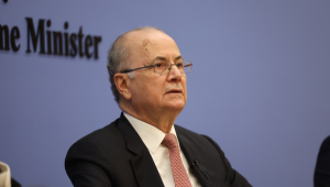 Primeiro-ministro palestino, Mohammad Mustafa, participa de uma reunião com representantes do corpo diplomático e de instituições internacionais no Gabinete do Primeiro-Ministro