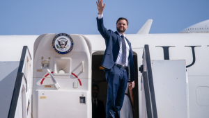 Vice-presidente dos EUA, JD Vance, acena ao embarcar no Air Force Two a caminho de Washington, DC, no Aeroporto Ben Gurion, em Tel Aviv