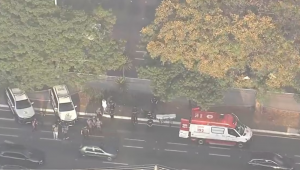 Adolescente é baleado na manhã desta sexta-feira (17), após tentar roubar o interior de um carro conduzido por um policial civil aposentado, na Praça Armênia, região central de São Paulo