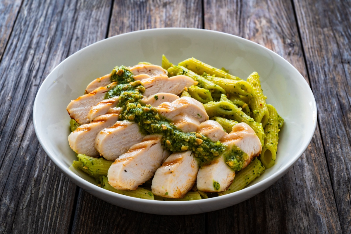 Penne com molho pesto e peito de frango grelhado 