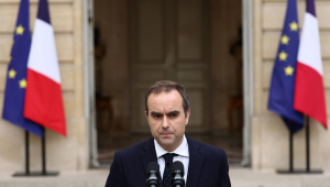 O primeiro-ministro francês Sébastien Lecornu, em fim de mandato, faz uma declaração no Hotel Matignon, em Paris, França, em 6 de outubro de 2025. Lecornu apresentou sua renúncia ao presidente francês em 6 de outubro, logo após a inauguração de seu gabinete e quase um mês após sua nomeação como primeiro-ministro. (França) EFE/EPA/STEPHANE MAHE / POOL MAXPPP OUT