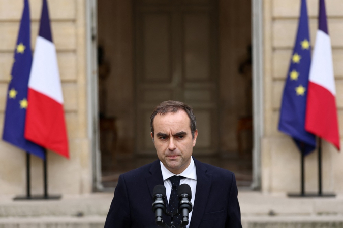 O primeiro-ministro francês Sébastien Lecornu, em fim de mandato, faz uma declaração no Hotel Matignon, em Paris, França, em 6 de outubro de 2025. Lecornu apresentou sua renúncia ao presidente francês em 6 de outubro, logo após a inauguração de seu gabinete e quase um mês após sua nomeação como primeiro-ministro. (França) EFE/EPA/STEPHANE MAHE / POOL MAXPPP OUT
