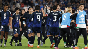 Jogadores japoneses comemoram após derrotar o Brasil no amistoso internacional de futebol entre Japão e Brasil em Tóquio, Japão, 14 de outubro de 2025. (Futebol, Amistoso, Brasil, Japão, Tóquio) EFE/EPA/FRANCK ROBICHON