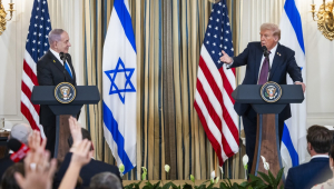 O presidente dos EUA, Donald Trump (D), e o primeiro-ministro de Israel, Benjamin Netanyahu (E), participam de uma coletiva de imprensa conjunta no Salão de Jantar de Estado da Casa Branca, em Washington