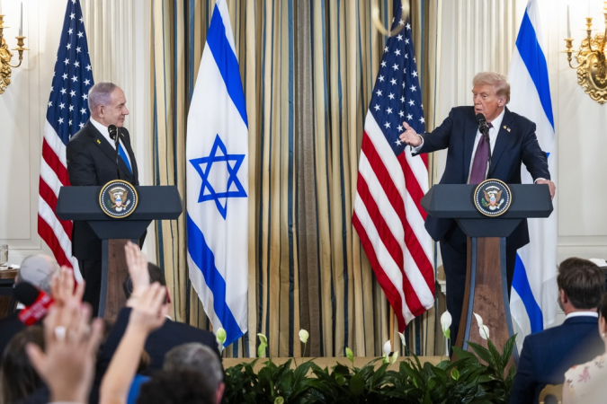 O presidente dos EUA, Donald Trump (D), e o primeiro-ministro de Israel, Benjamin Netanyahu (E), participam de uma coletiva de imprensa conjunta no Salão de Jantar de Estado da Casa Branca, em Washington