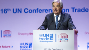 O secretário-geral da ONU, Antonio Guterres, faz sua declaração durante a 16ª reunião intergovernamental da UNCTAD, convocada pela Conferência das Nações Unidas sobre Comércio e Desenvolvimento (UNCTAD), na sede europeia das Nações Unidas em Genebra, Suíça, em 22 de outubro de 2025. (Suiza, Genebra) EFE/EPA/MARTIAL TREZZINI