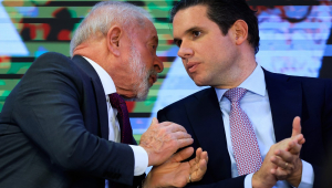 O presidente Luiz Inácio Lula da Silva e o presidente da Câmara dos Deputados, Hugo Motta (Republicanos-PB), durante a cerimônia de sanção de cinco novas leis voltadas à agricultura familiar, no Palácio do Planalto