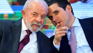 O presidente Luiz Inácio Lula da Silva e o presidente da Câmara dos Deputados, Hugo Motta (Republicanos-PB), durante a cerimônia de sanção de cinco novas leis voltadas à agricultura familiar