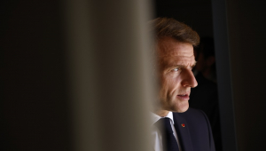 O presidente francês, Emmanuel Macron, aguarda o presidente do Estado da Palestina, Mahmoud Abbas, antes de uma reunião na Cúpula Internacional da Paz de Gaza, em Sharm el-Sheikh, Egito, em 13 de outubro de 2025. O presidente dos EUA, Donald Trump, ao lado do presidente egípcio, Abdel Fattah al-Sisi, e líderes de mais de 20 países participam da cúpula em Sharm el-Sheikh. A primeira fase do plano de paz para Gaza entre Israel e o Hamas envolve a libertação de reféns israelenses e prisioneiros palestinos, a retirada parcial das forças israelenses e a entrega de ajuda humanitária a Gaza. (Egito) EFE/EPA/YOAN VALAT /POOL